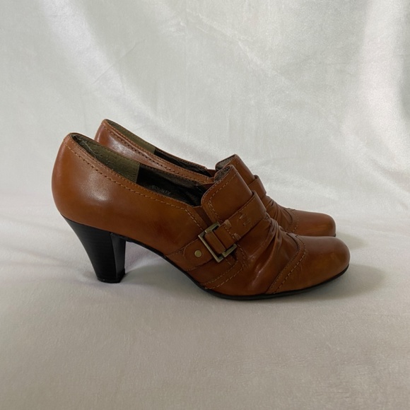 Leather Heels with stitching detail - Picture 3 of 8